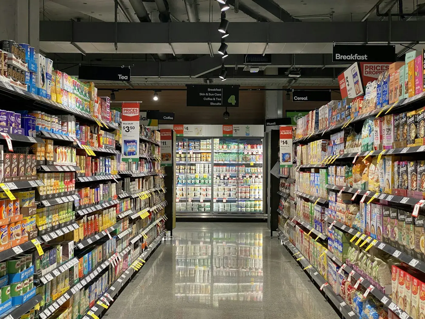 Estanterías y productos en un espacio comercial; fotografía de referencia, no corresponde a la tienda del grupo.