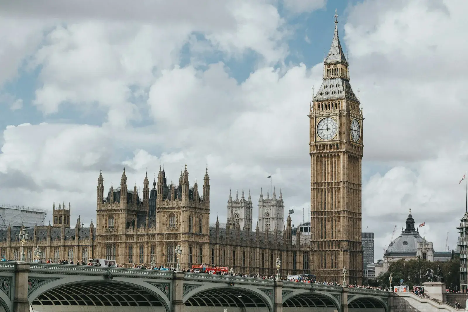 Arquitectura de Londres junto al Támesis; imagen ilustrativa de viajes internacionales.